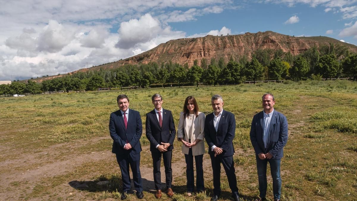 El presidente del Gobierno de La Rioja, Gonzalo Capellán, junto al consejero de Educación y Empleo, Alberto Galiana, y el alcalde de Logroño, Conrado Escobar, presenta el nuevo proyecto del CEE Marqués de Vallejo