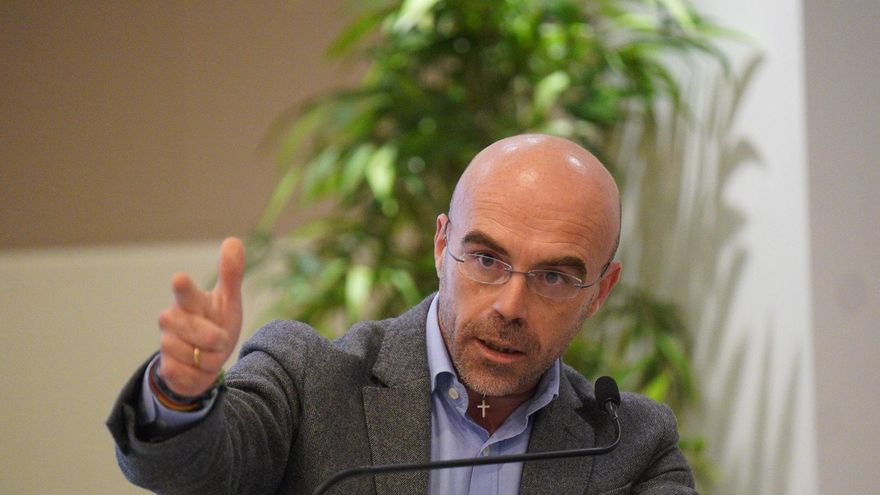 Archivo - El vicepresidente del Comité de Acción Política de Vox, Jorge Buxadé, interviene durante la jornada organizada por el partido para homenajear a las víctimas de ETA, en el Hotel NH Collection Villa de Bilbao, a 10 de noviembre de 2021, en Bilbao