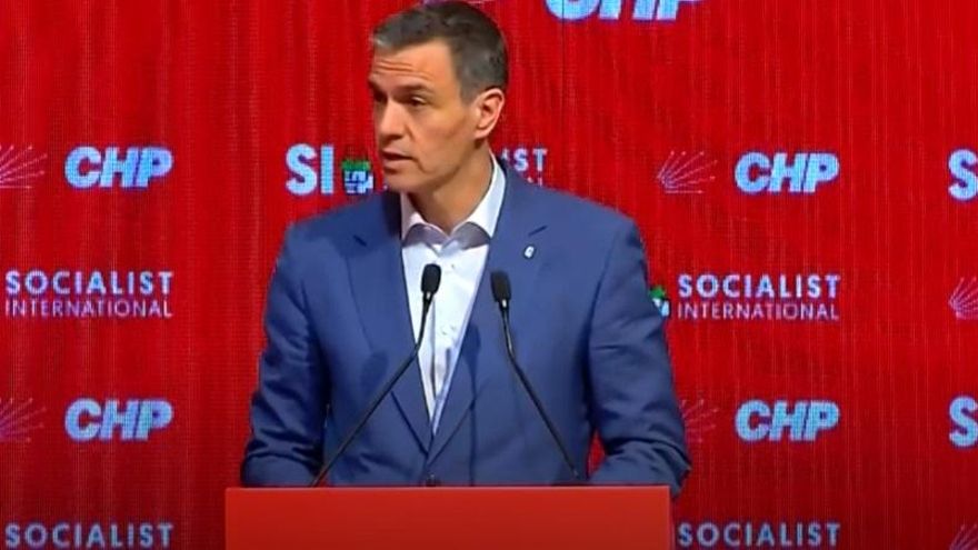 El presidente del Gobierno, Pedro Sánchez,  una violación del derecho humanitario internacional", en una intervención en la apertura del Consejo de la Internacional Socialista, celebrado en Estambul