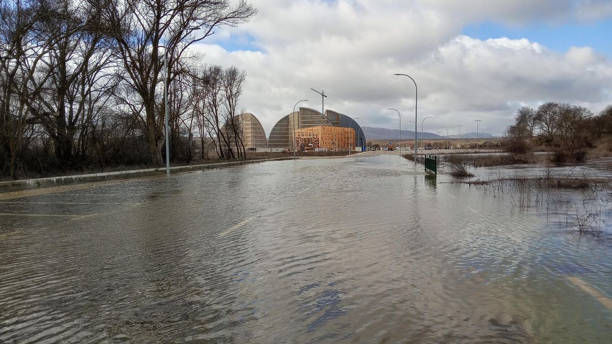 El aparcamiento del Parque del Medio Ambiente de Garray (Soria), inundado tras las fuertes lluvias en 11 de febrero.