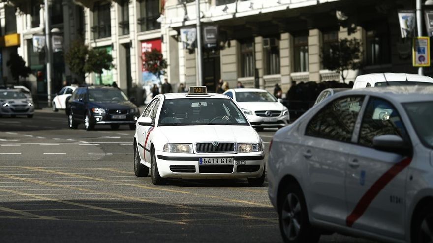 Los dos diputados de Podemos que solicitaron "por error" la tarjeta para taxis renuncian a ella este martes