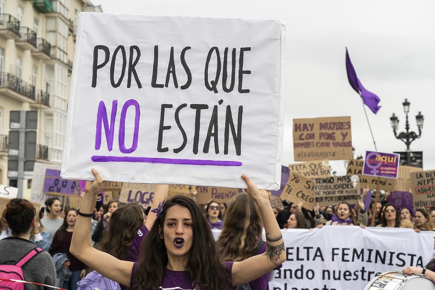 Manifestación feminista por el 8M en Santander. | JOAQUÍN GÓMEZ SASTRE