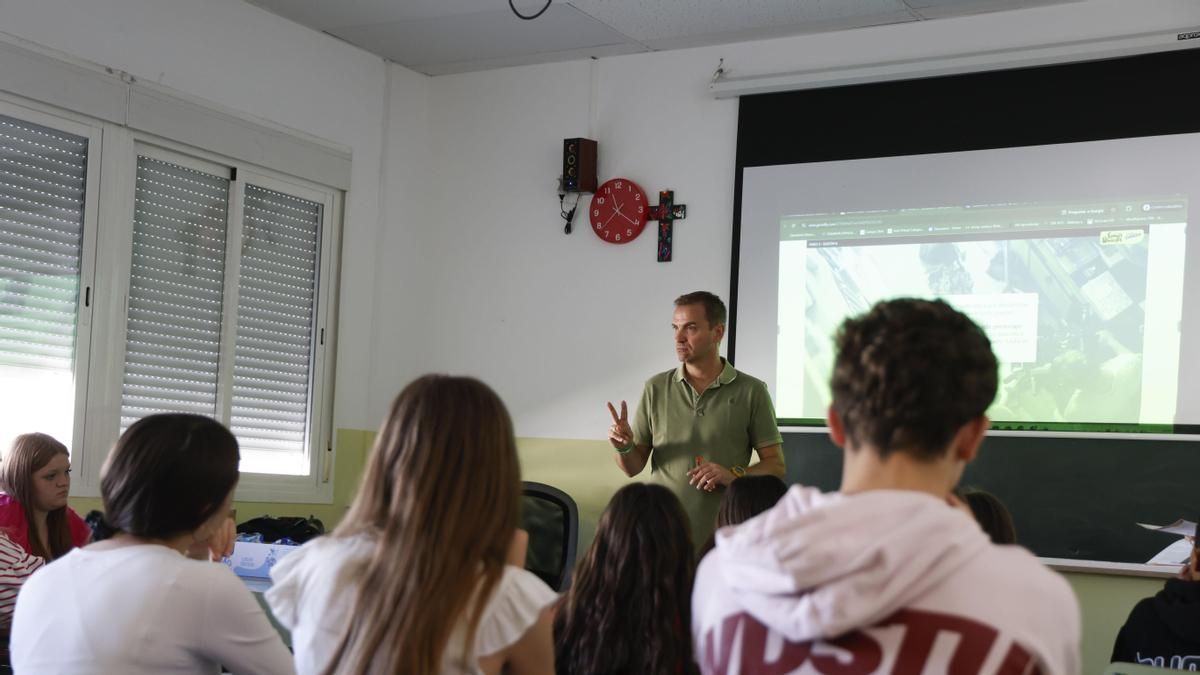 STAR propone una reducción progresiva para el profesorado: de una hora lectiva menos a partir de 55 años a 6 a partir de los 60