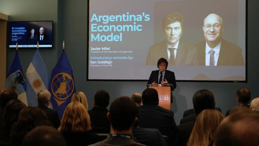 Milei recurrió a una explicación escatológica para justificar el uso de "cabeza de pulpo" como insulto