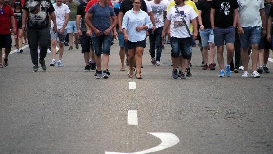 La plantilla de Vestas, integrada por más de 360 trabajadores, se manifiesta cortando la N-120. / Peio García / ICAL