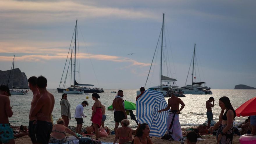 El eclipse pone contra las cuerdas las calas y espacios naturales de Ibiza: "Hay mucha gente que no respeta la isla"