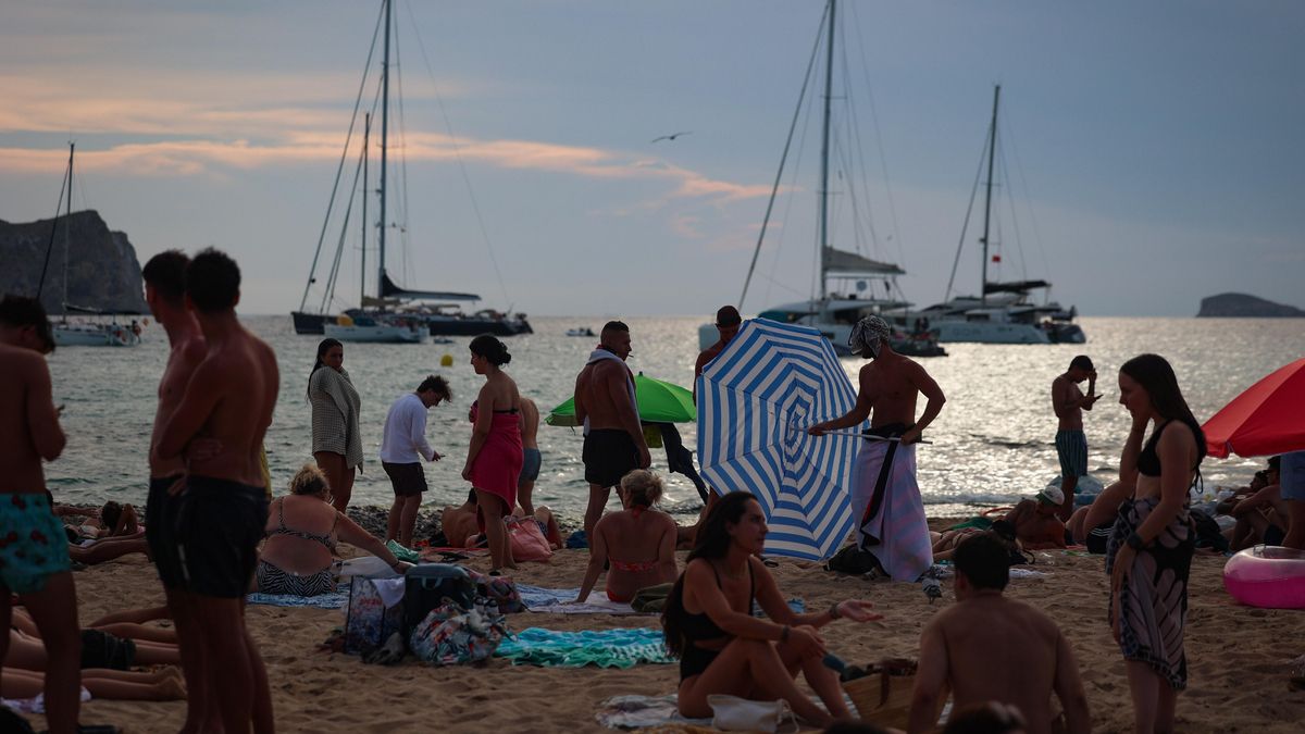 Decenas de turistas y residentes disfrutan de una de las calas de Comte antes del atardecer