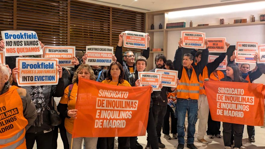 Varias personas irrumpen en el Hotel Marriott Princesa (Madrid) con pancartas y cánticos contra el fondo Brookfield