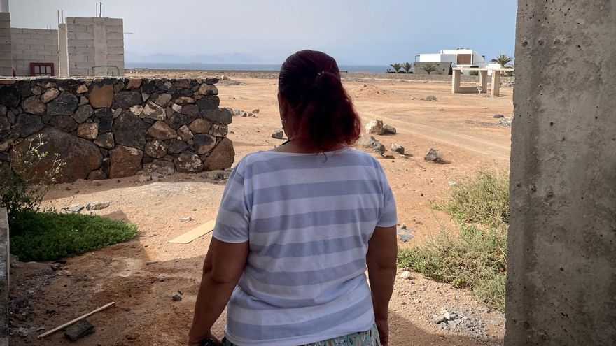 Estela en el exterior de la vivienda en la que vive