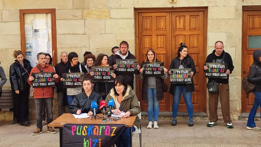 Denuncian las trabas del Gobierno del PP para estudiar en lengua vasca  en Treviño: "Tenemos derecho a vivir en euskera"