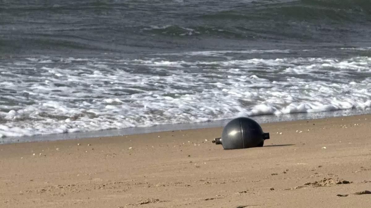 Una de las esferas metálicas encontradas en una localidad costera australiana en junio de 2026.