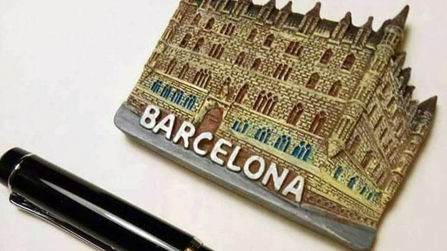 La última confusión sobre León que corre en las redes sociales, la Casa Botines de Gaudí en un pin de Barcelona.