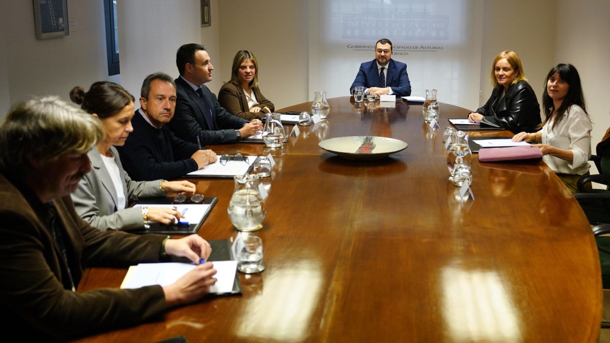 El presidente del Principado de Asturias, Adrián Barbón, en el centro, preside la reunión con la diputada Covadonga Tomé, a su lado, para abordar la negociación del proyecto de presupuestos generales para 2027.