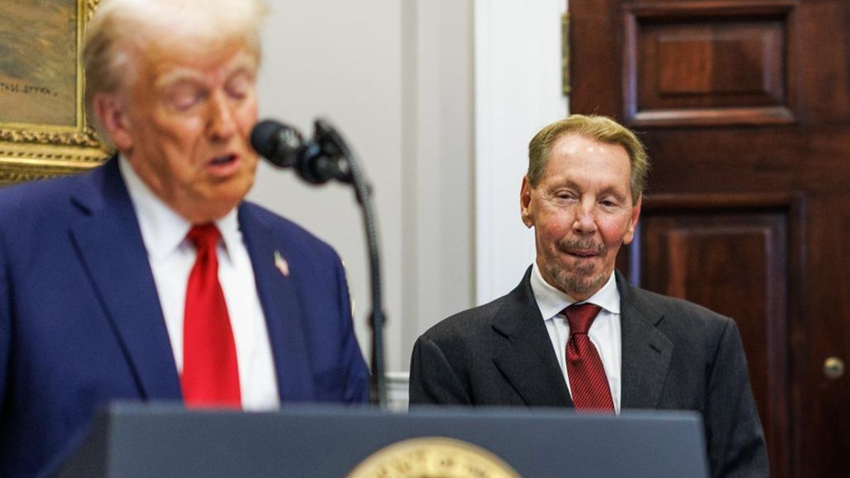 Donald Trump observado por Larry Ellison, a su derecha, el 21 de enero de 2025