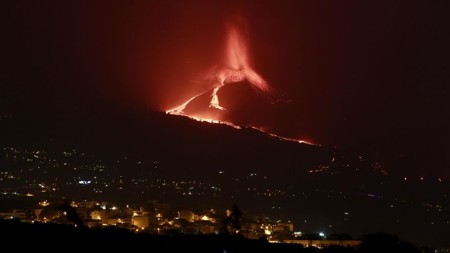 El volcán después de las 20.30 horas, cuando se produjo el desbordamiento en el flanco norte. / FOTO: ALEJANDRO RAMOS