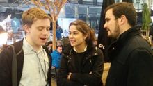 Alberto Garzón (derecha), con el escritor Owen Jones y Lara Hernández, responsable de Convergencia de IU, en la noche electoral en Atenas. / @iunida