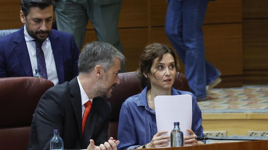 La presidenta de la Comunidad de Madrid, Isabel Díaz Ayuso, conversa con su consejero de Presidencia, Justicia y Administración Local, Miguel Ángel García.