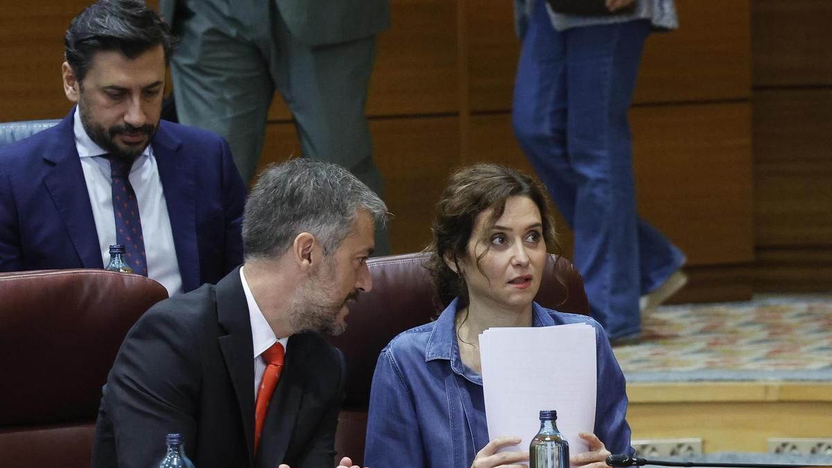La presidenta de la Comunidad de Madrid, Isabel Díaz Ayuso, conversa con su consejero de Presidencia, Justicia y Administración Local, Miguel Ángel García.