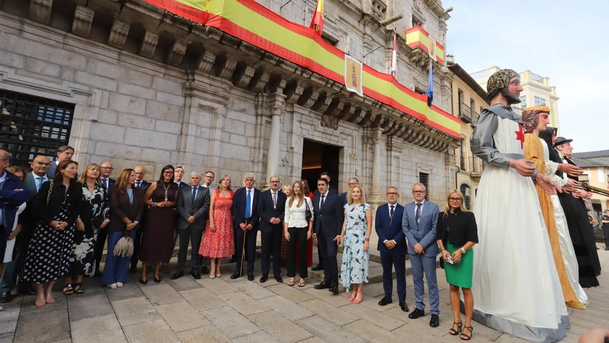 Autoridades municipales y autonómicas en el Día de El Bierzo este martes ante el Ayuntamiento de Ponferrada.