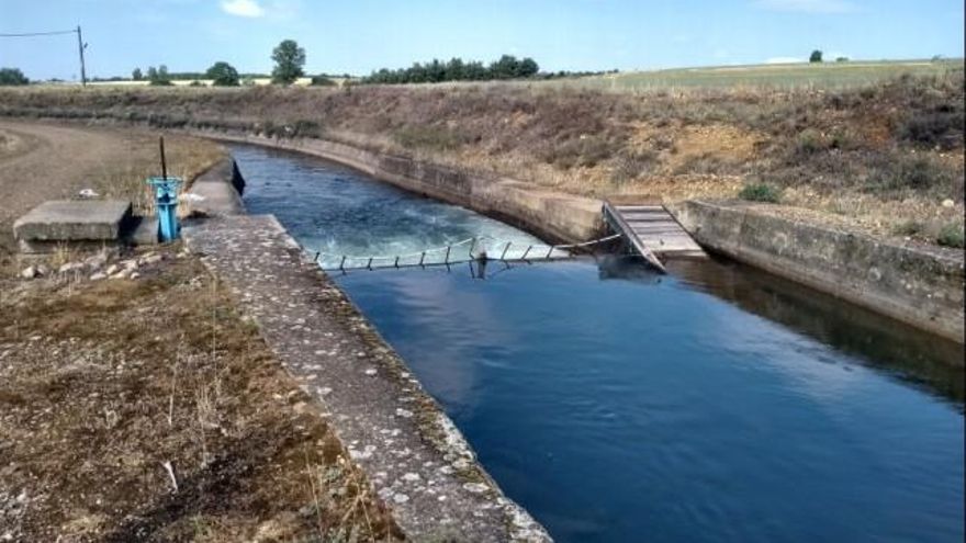 El canal a su paso por las proximidades de Paradilla de La Sobarriba.