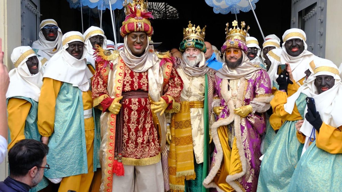 Baltasar, Melchor y Gaspar, antes de subirse a sus carrozas