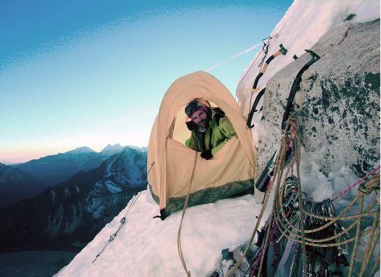 Diminuta tienda y repisa no mucho más grande para instalar el vivac a 6.500 metros.