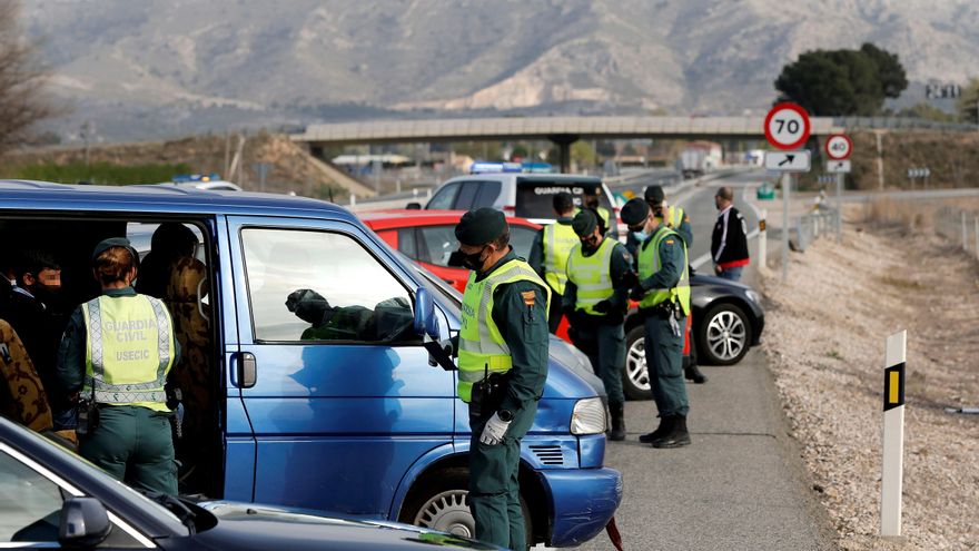 Control de la Guardia Civil situado en la A-31, a la entrada de Alicante, desde Madrid, para evitar desplazamientos no justificados, debido a las restricciones a la movilidad establecidas con motivo de la vacaciones de Semana Santa. EFE / Manuel Lorenzo