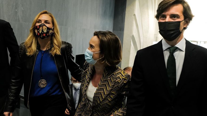 El vicesecretario de Comunicación del PP, Pablo Montesinos, junto a la portavoz parlamentaria, Cuca Gamarra, y la vicesecretaria de Organización del PP, Ana Beltrán. En Madrid, 5 de abril de 2021.