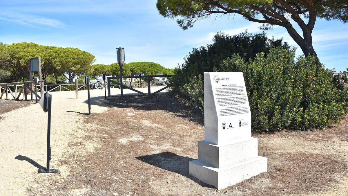 Militares, políticos y civiles vuelven a "habitar" las calles de Chiclana a través de placas informativas y códigos QR