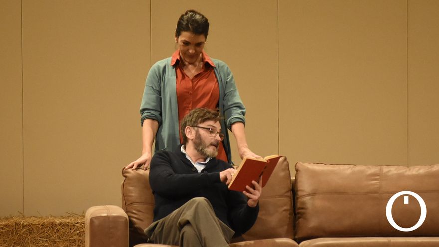 Fernando Tejero riega lo "seco" del ser humano besando las tablas de su casa