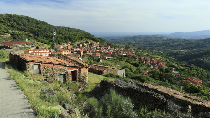 El bonito pueblo serrano que preserva tradiciones ancestrales y ofrece pozas naturales en el corazón de La Vera