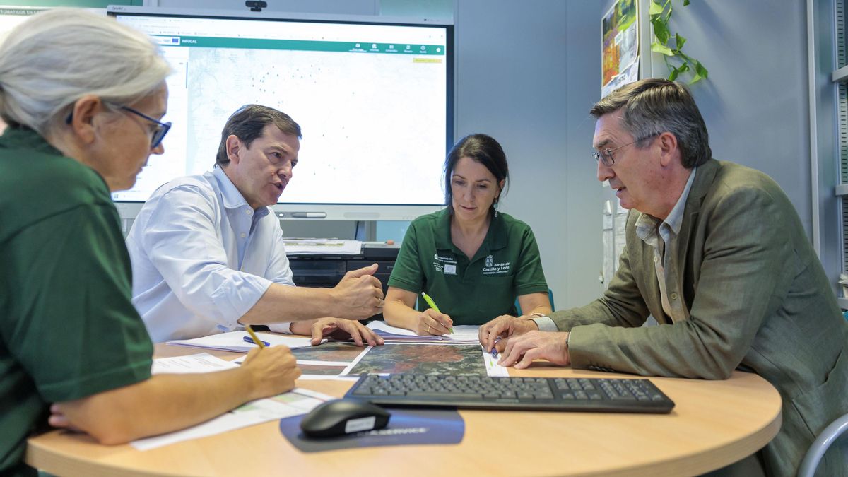 El presidente de Castilla y León, Alfonso Fernández Mañueco, y el director general José Ángel Arranz, este martes en el Centro Autonómico de Mando en Valladolid