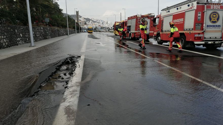 El socavón generado por la fractura de una tubería