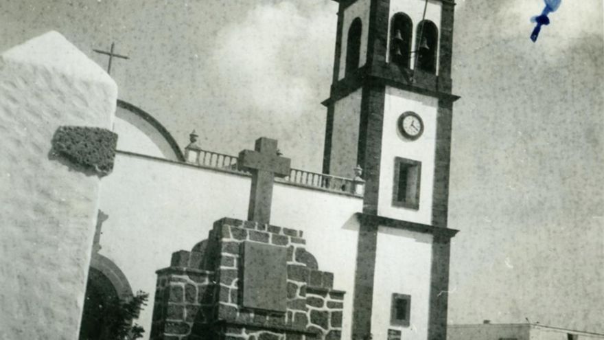 Lanzarote retira 75 años después una cruz franquista construida en la capital