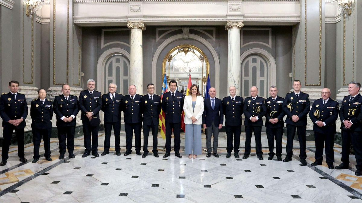 Los mandos de la Policía Local de València junto a la alcaldesa, María José Catalá, y el concejal de Seguridad, Jesús Carbonell, en la toma de posesión del nuevo jefe, Ángel Albendín.