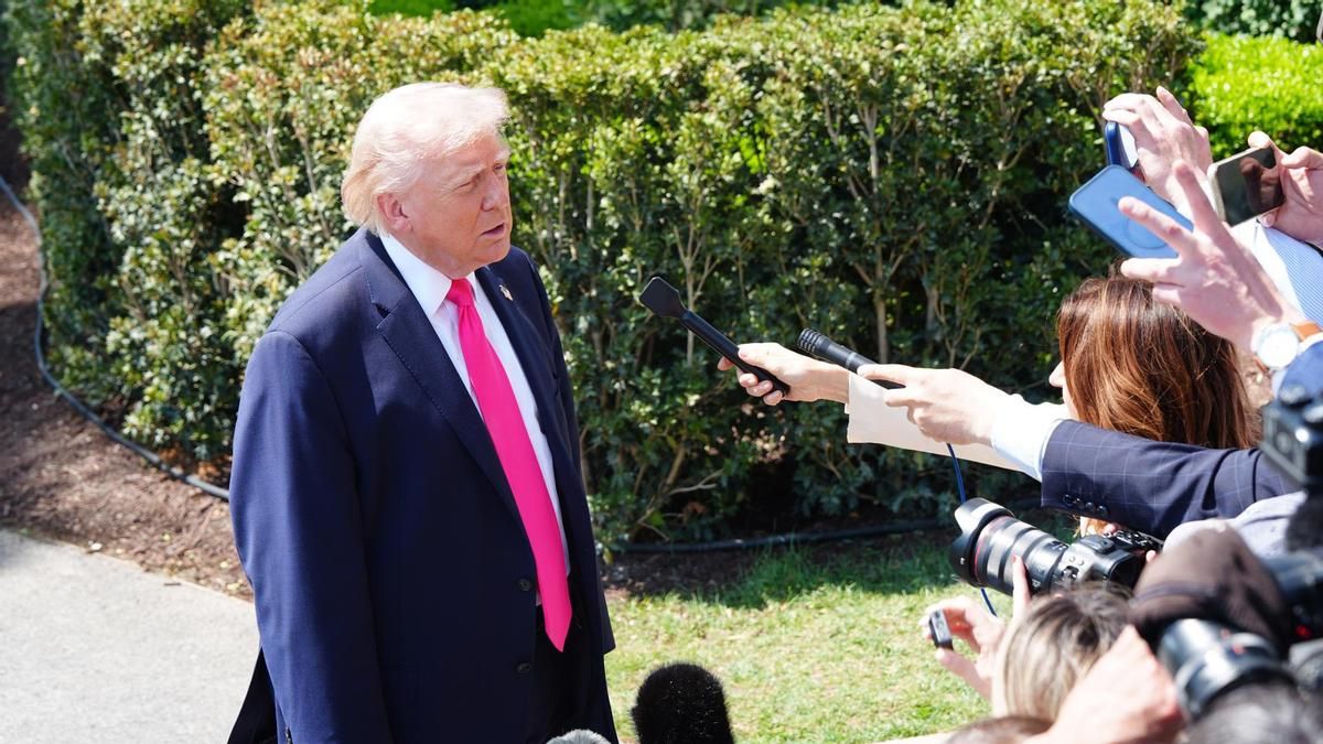 El presidente de Estados Unidos, Donald Trump, habla con periodistas este jueves, en la Casa Blanca.