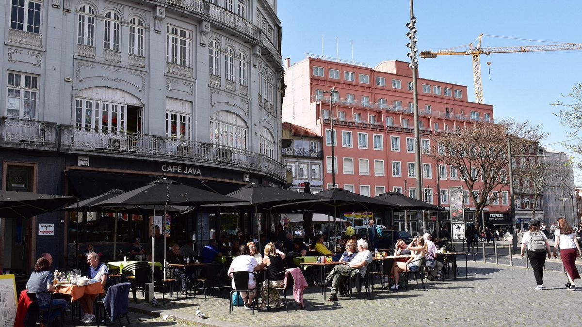 Terrazas en la Plaza de Batalha.