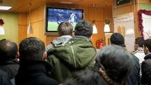 Retransmisión de un partido de fútbol en un bar (Archivo EFE)