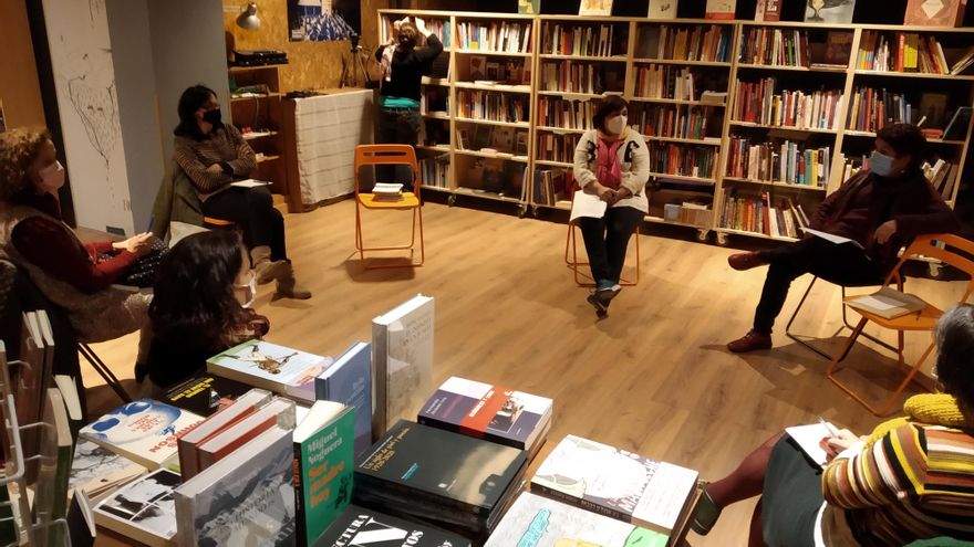 Actividad en la librería La Vorágine de Santander durante la pandemia.