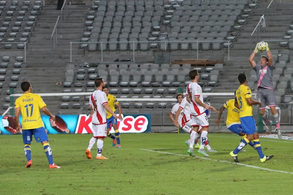 Partido entre la UD Las Palmas y el Rayo Vallecano. (ALEJANDRO RAMOS)