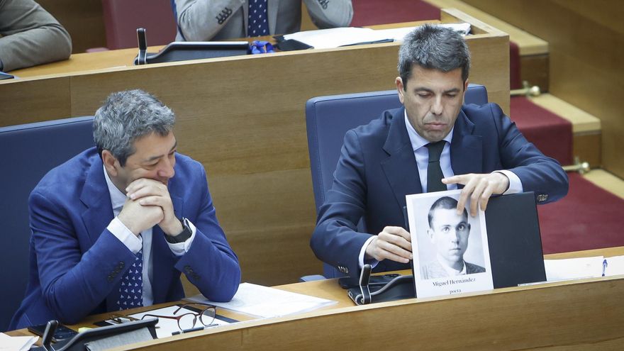 Carlos Mazón exhibe a Miguel Hernández mientras impulsa la ley que "blanquea" el franquismo