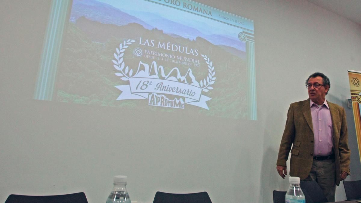 El arqueólogo Javier Sánchez-Palencia, durante la conferencia con motivo de la celebración del 18.º aniversario del paraje de Las Médulas como Patrimonio de la Humanidad. 