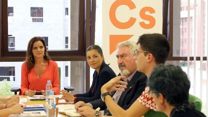La portavoz del Grupo de Cs en las Cortes, Carlota Amigo, y la candidata al Congreso por Valladolid Soraya Mayo se reúnen, con miembros del colectivo LGTBI+. / Rubén Cacho / ICAL