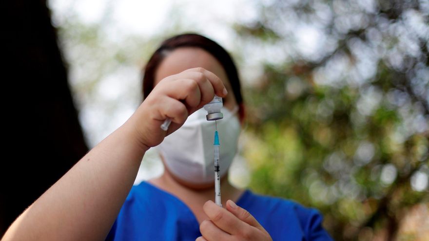 Una trabajadora de la salud prepara una dosis de la vacuna contra la covid-19, durante una jornada de vacunación domiciliar, hoy, en Apopa (El Salvador). EFE/Rodrigo Sura
