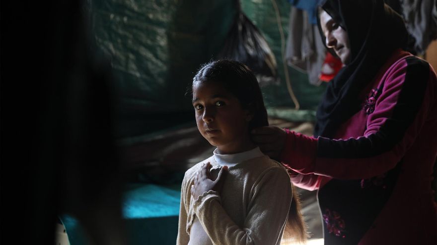 Asmaa huyó de Siria a Trípoli en 2013. La familia depende de los escasos ingresos de su hija de 10 años para mantenerse a flote