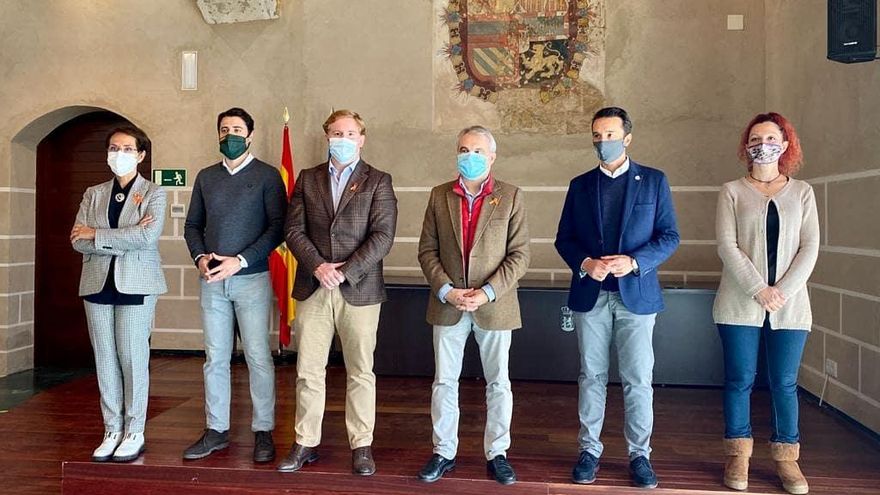 De izquiera a derecha: María José Solano (PP); Alejandro Vélex, edil no adscrito; Ignacio Gragera (Cs); el alcalde, Francisco Javier Fragoso; Ricardo Cabezas (PSOE), Erika Cadenas (UP)