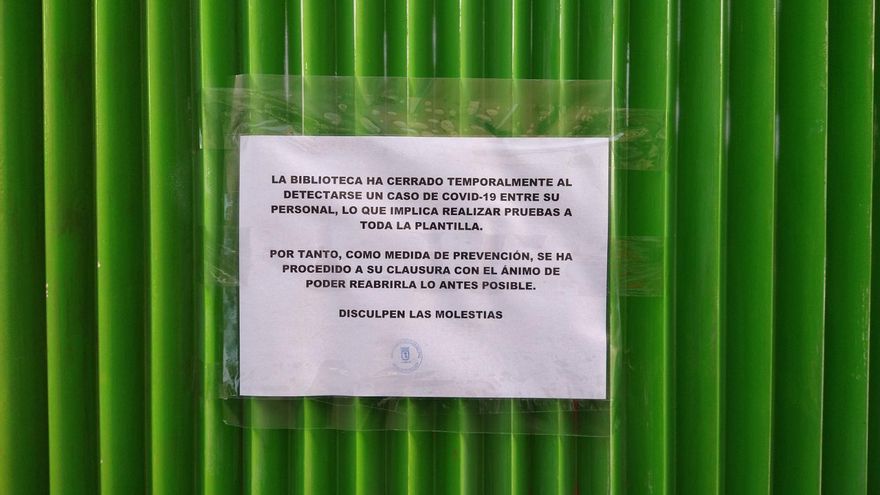 Cartel colocado ante las puertas cerradas de la biblioteca Vargas Llosa | SOMOS MALASAÑ