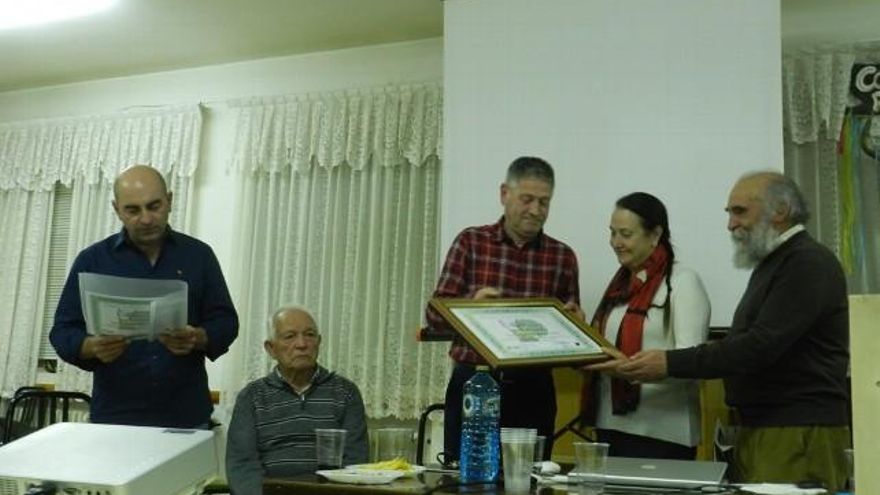 Entrega de diploma por parte de Julio Seoáne, alcalde de Carrizo de la Ribera