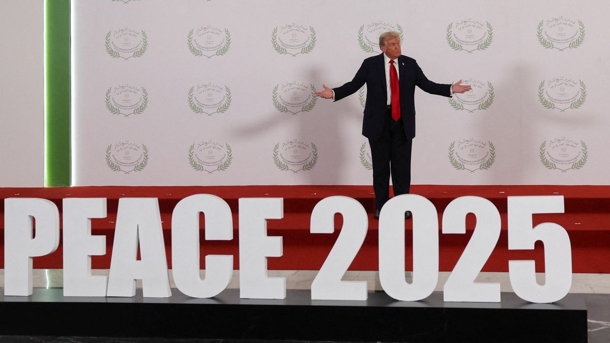El presidente estadounidense, Donald Trump, posa para una foto en la cumbre de paz de Sharm el Sheij, Egipto.
