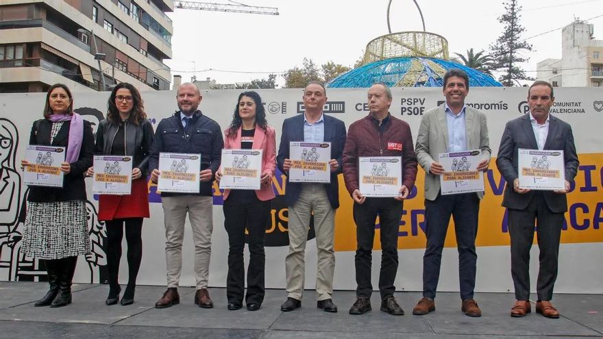 Representantes de los partidos de las Corts (a excepción de Vox), UGT, CCOO y la patronal CEV, durante la concentración.